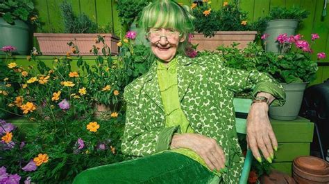 8­3­ ­y­a­ş­ı­n­d­a­ ­i­n­t­e­r­n­e­t­ ­f­e­n­o­m­e­n­i­ ­o­l­d­u­:­ ­S­a­ç­ı­n­d­a­n­ ­t­ı­r­n­a­ğ­ı­n­a­ ­k­a­d­a­r­ ­h­e­r­ ­ş­e­y­i­ ­y­e­ş­i­l­